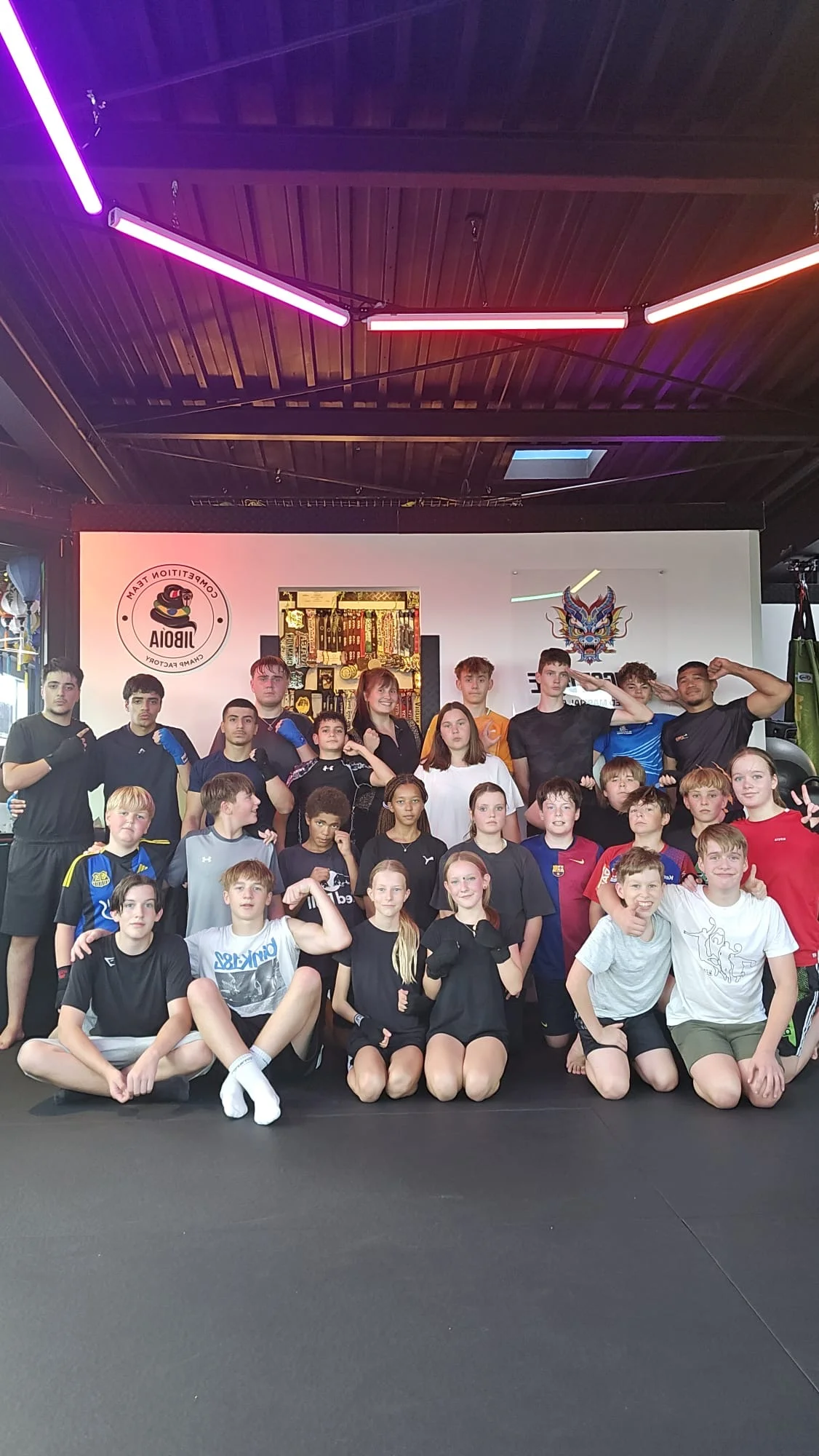 Große Kids- und Teens-Gruppe mit Trainern im Studio