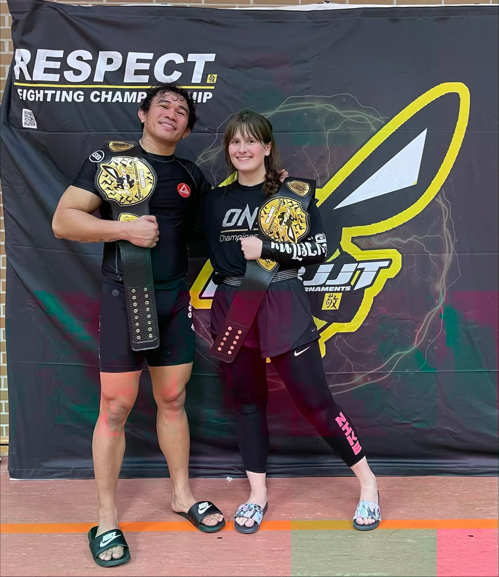 Jun und Kim mit Championgürteln der Respect Fighting Championship
