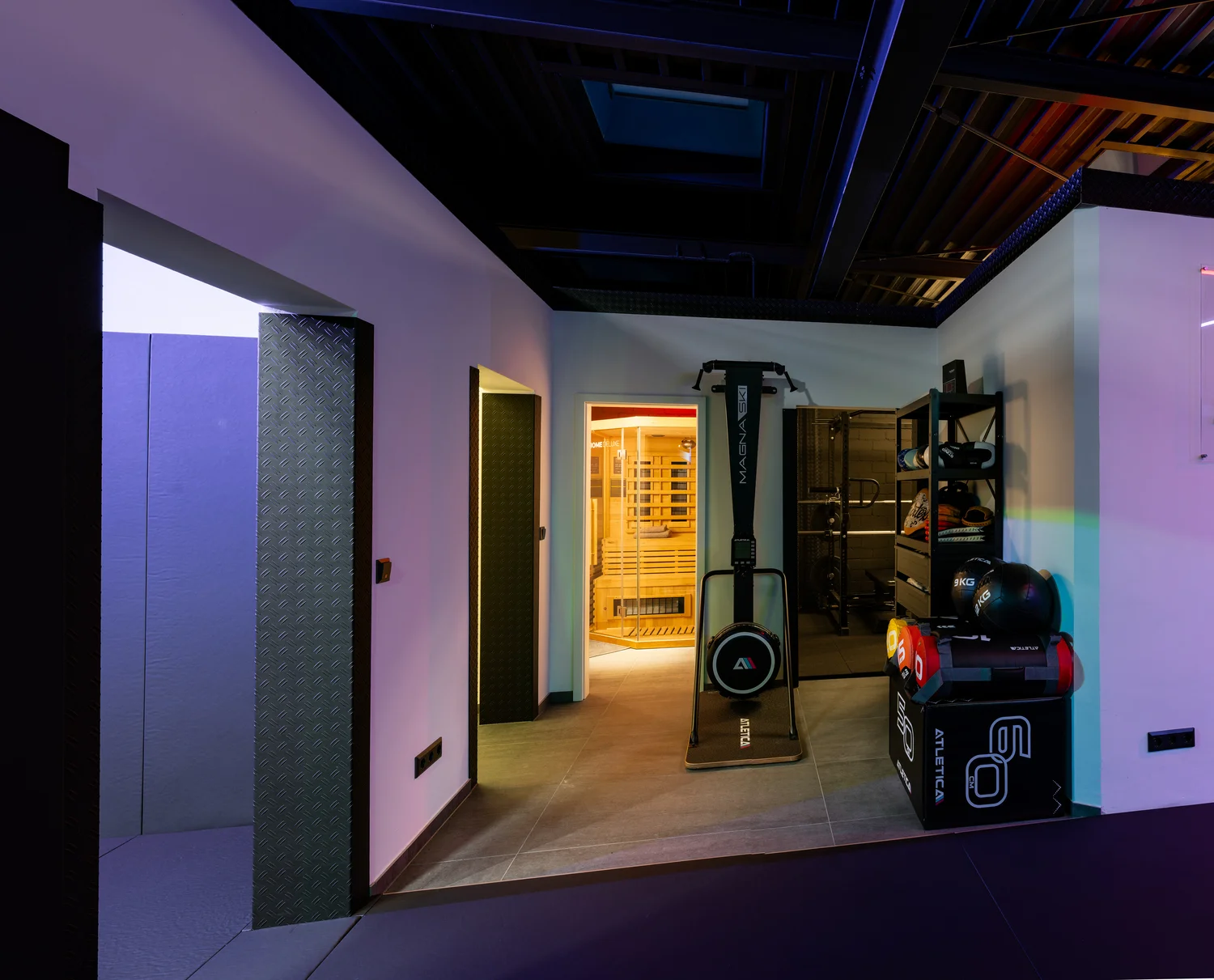 Flur mit Blick auf Infrarotsauna und Equipment