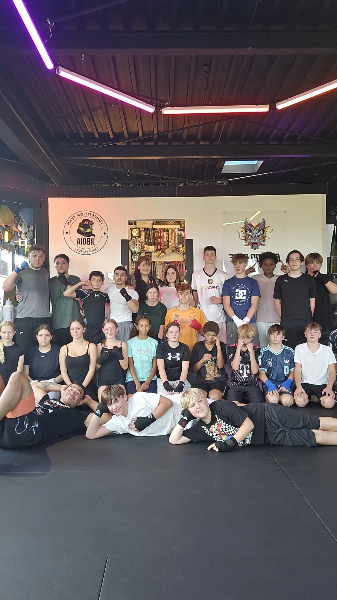 Kids- und Teens-Gruppe beim Striking-Training mit Trainern