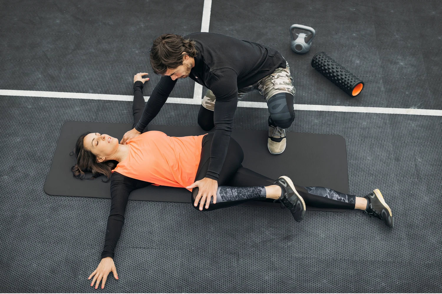 Stretching und Mobility mit Coach auf der Matte