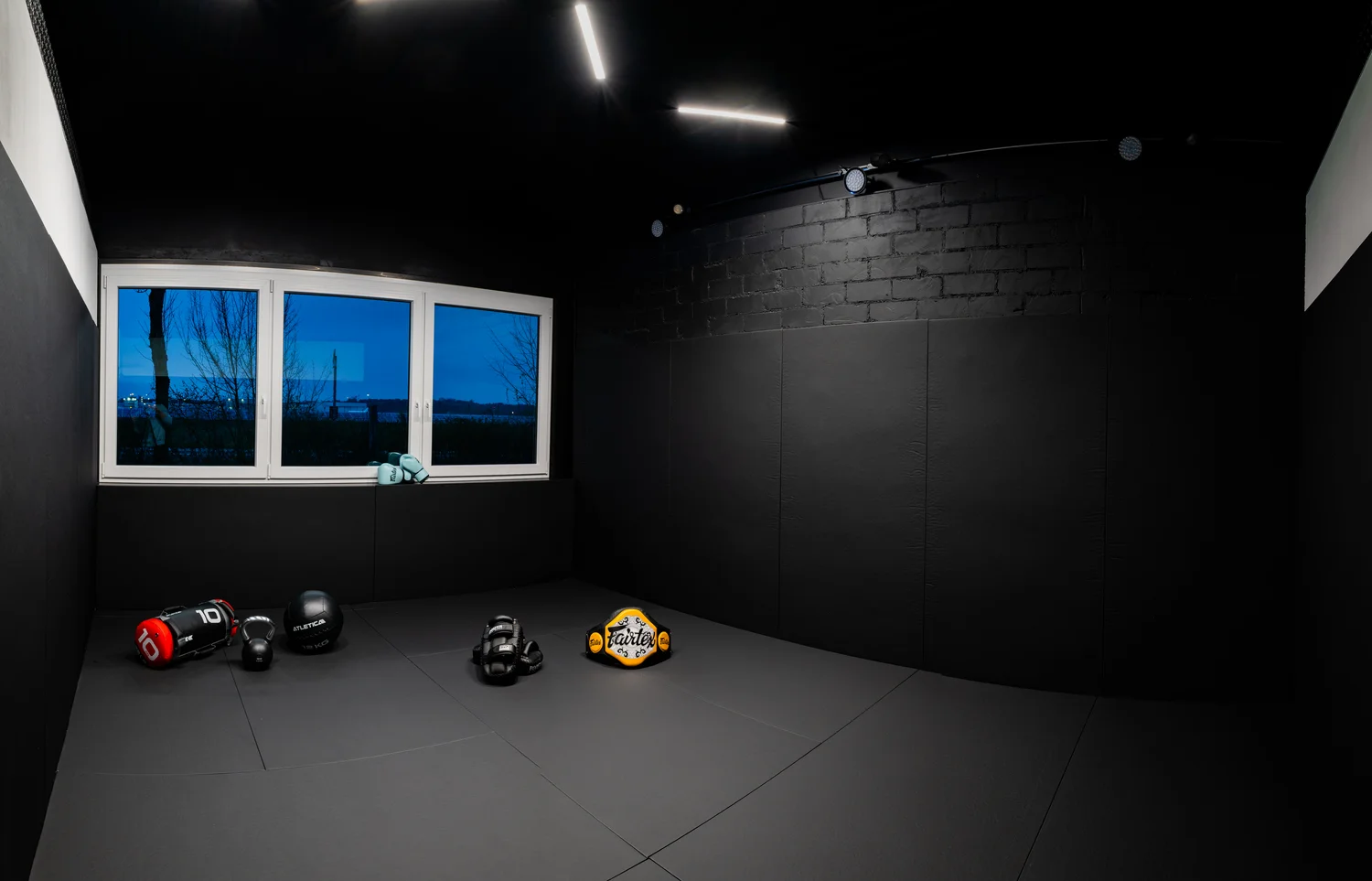 Nebenraum mit Mattenfläche und Trainingsequipment