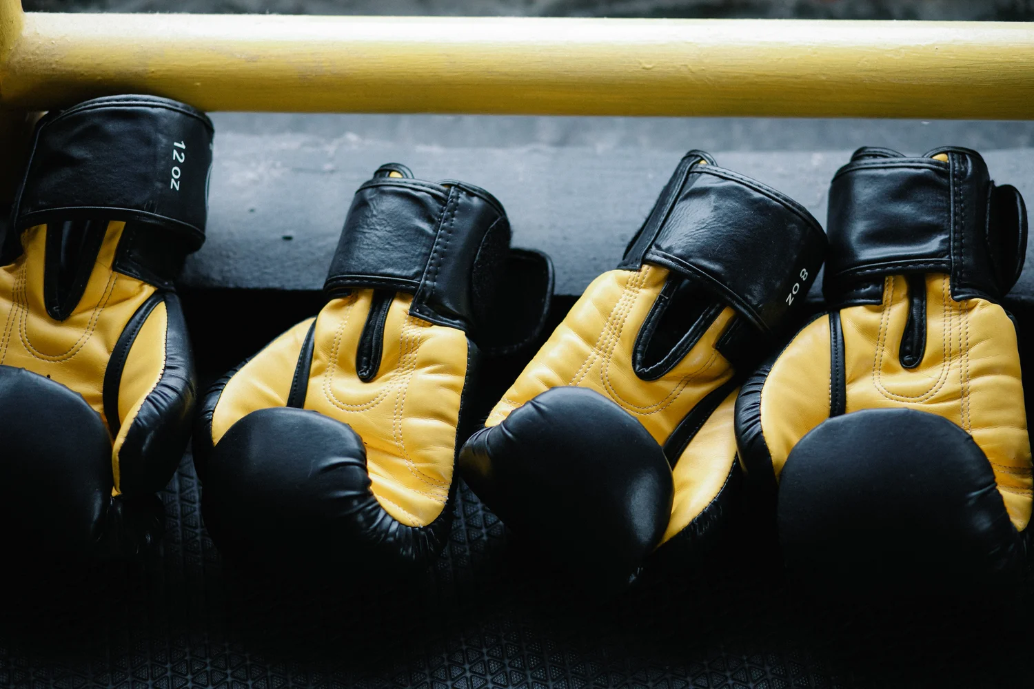 Boxhandschuhe am Rand der Trainingsfläche