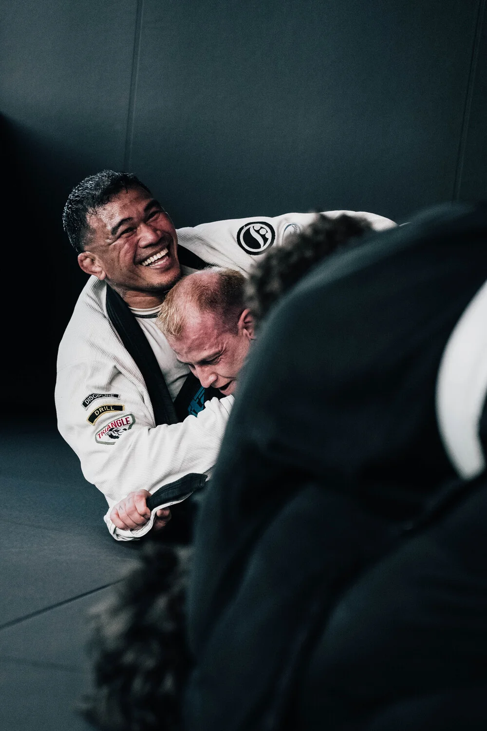 BJJ-Athleten beim Rollen im Gi