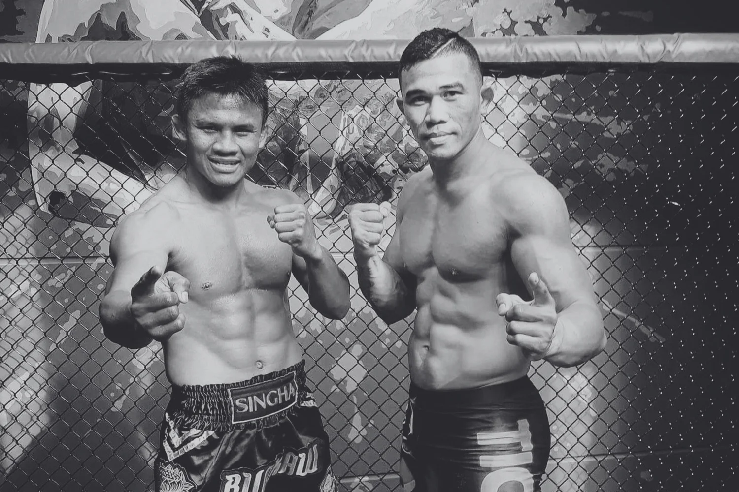 Zwei Muay-Thai-Kämpfer posieren mit geballten Fäusten, Schwarz-Weiß-Nahaufnahme