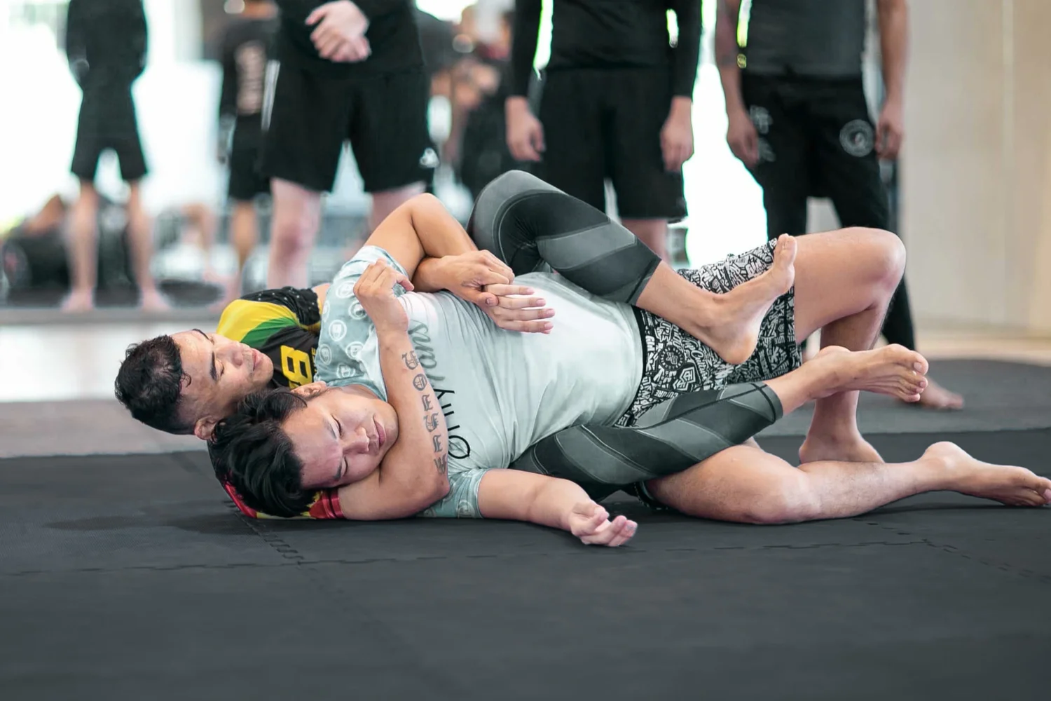 Zwei Grappler in Rückenkontrolle beim No-Gi-Training