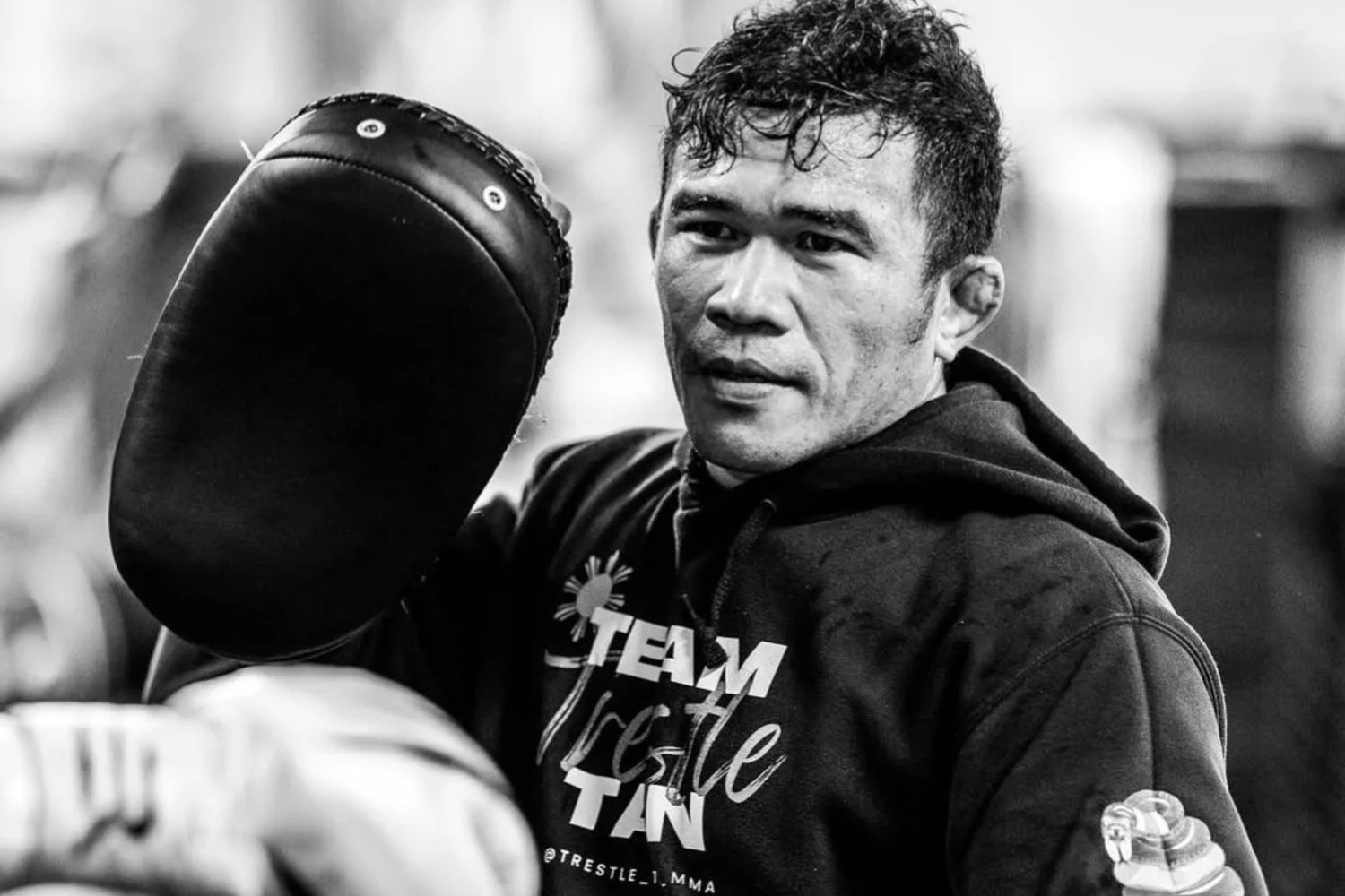 Coach hält Pads im Einzeltraining bei DGMMA