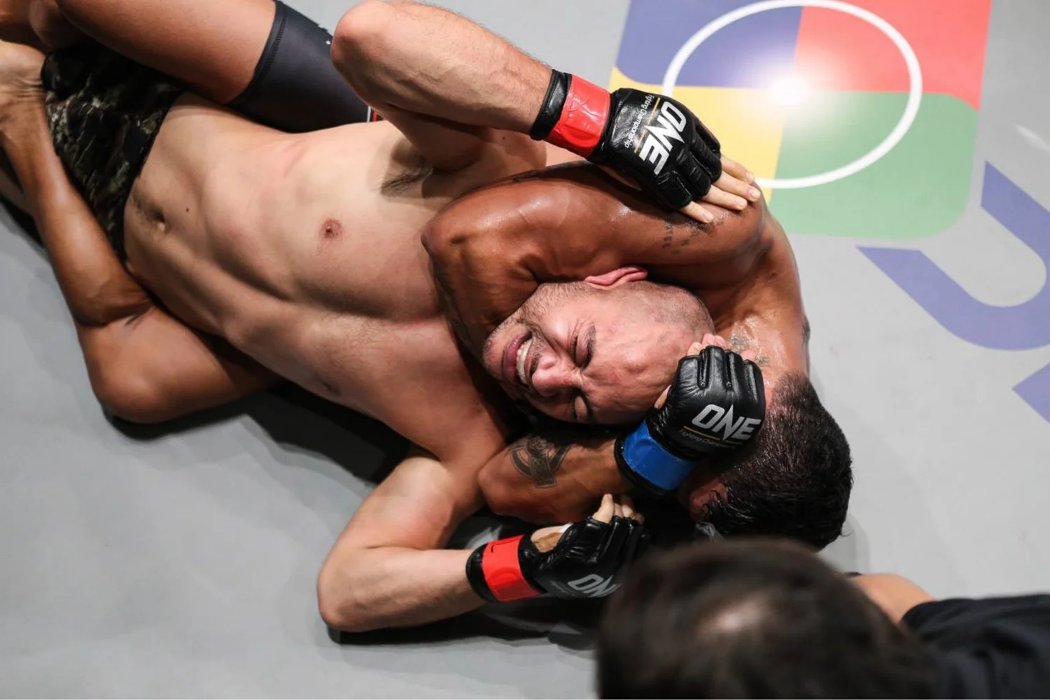 Bodenkampf im MMA: enge Kontrollposition am Hals