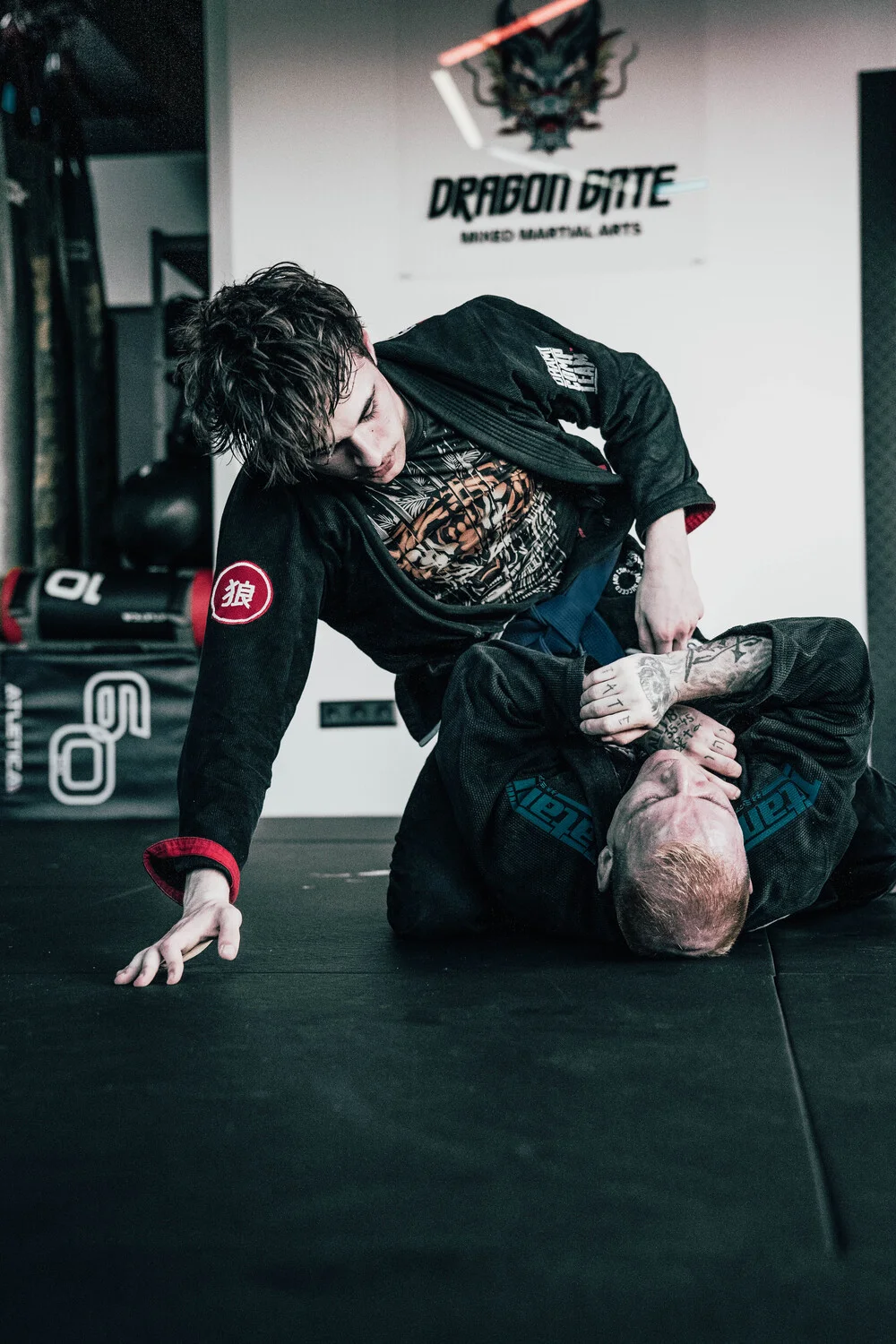BJJ-Kontrollposition im Gi auf der Matte