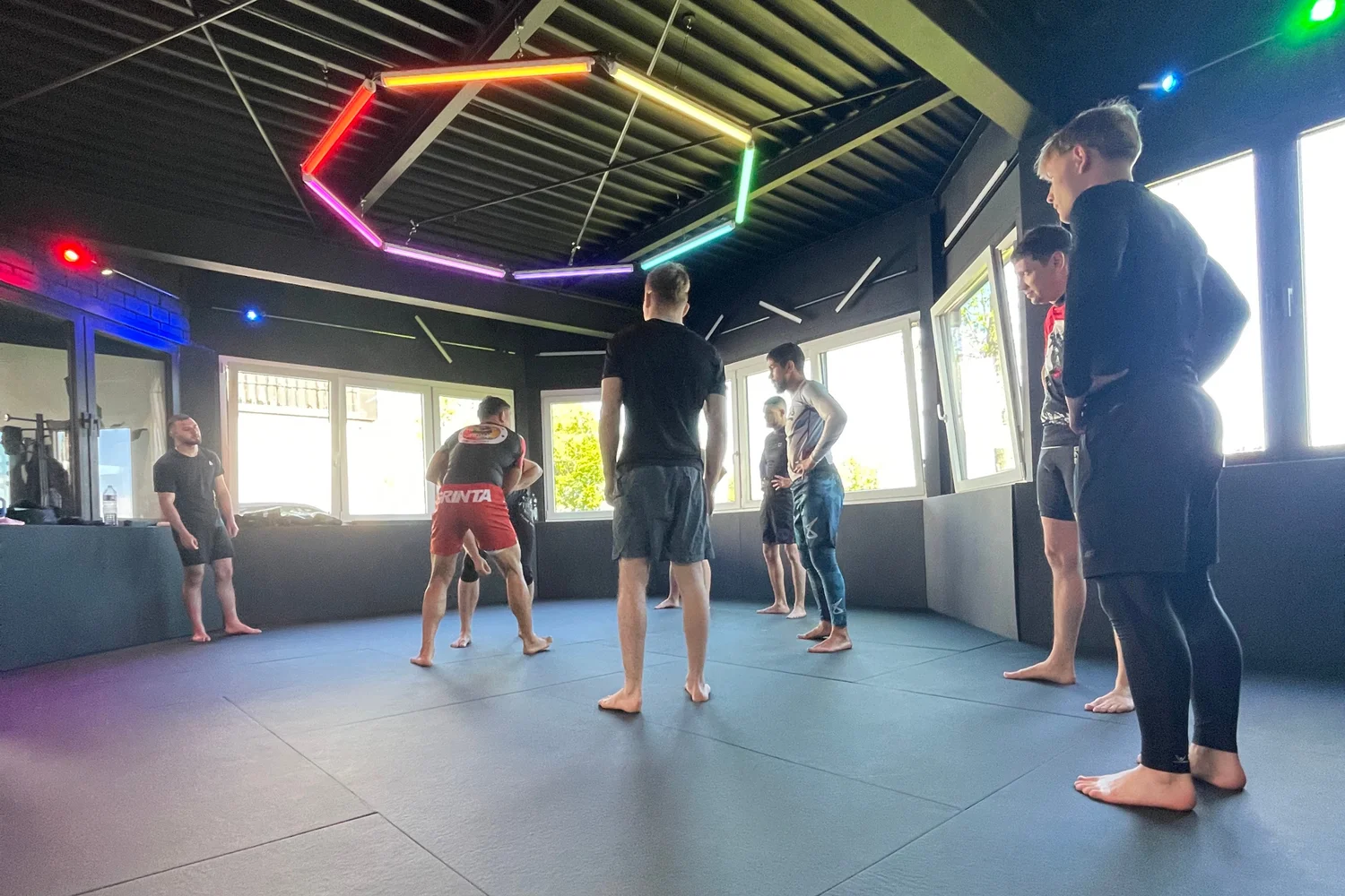 Ringen-Trainingsgruppe auf der Matte bei DGMMA