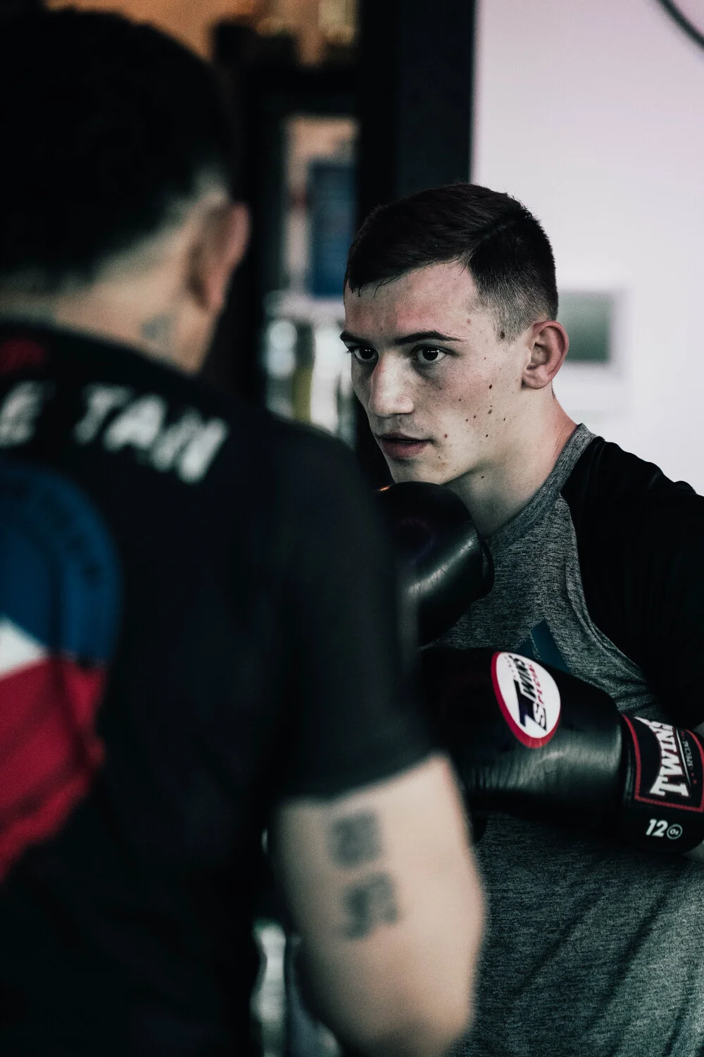 Boxer im Partnertraining mit Handschuhen